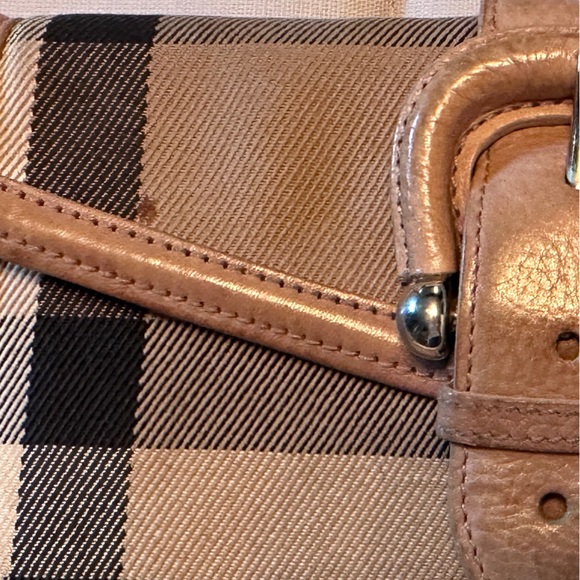 Authentic Burberry brown leather buckle wallet with snap closure. - Picture 6 of 7